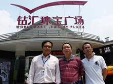 周巍副總經(jīng)理（左）、招商總監(jiān)蘇